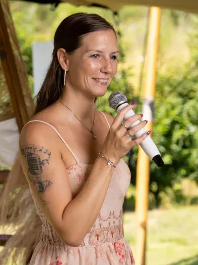 Freie Traurednerin spricht mit Mikrofon in Dortmund NRW